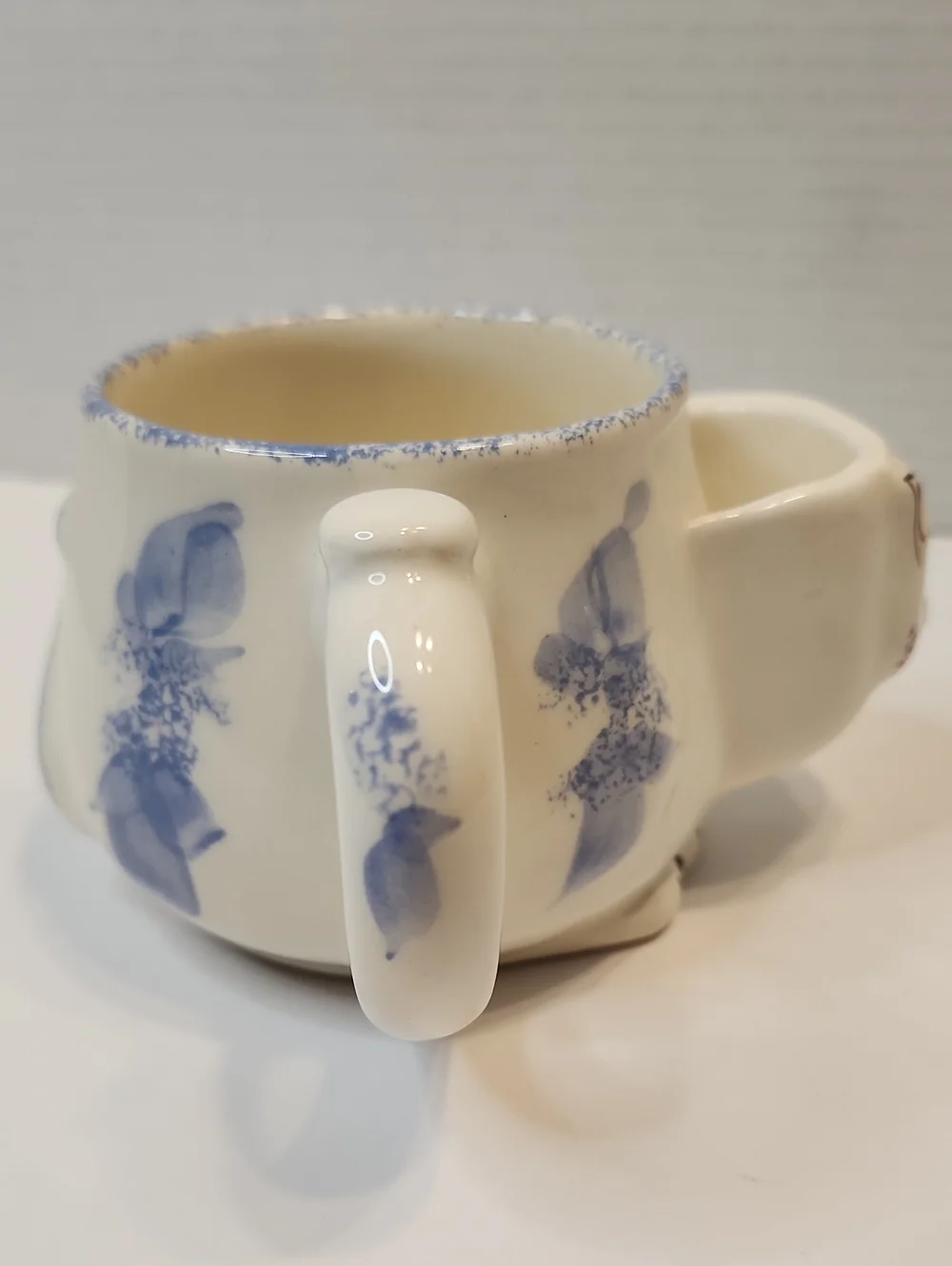 Cute Ceramic Cat Face Mug With Built In Tea Bag Holder in Cream